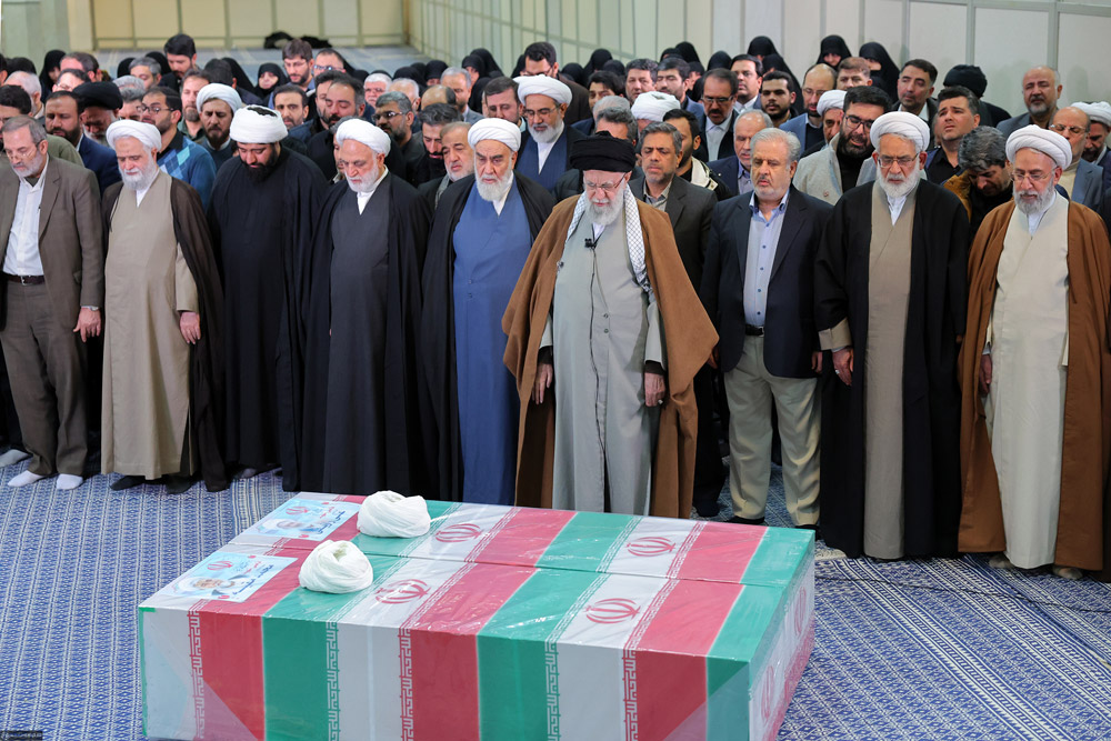 نماز رهبر انقلاب بر پیکر دو قاضی شهید